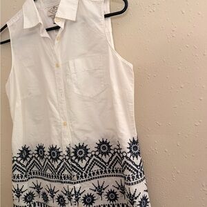 St. John's Bay White and Blue Sleeveless Button Down Shirt
